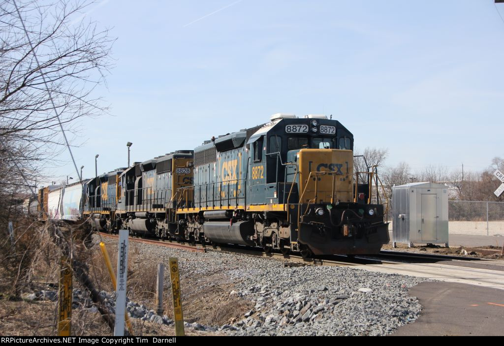 CSX 8872 leads CA-11